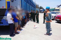 Bắt giữ nhóm tài xế đánh bạc trên xe tải