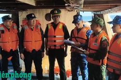 Bàn giao 10 ngư dân và 2 tàu cá gặp nạn cho lực lượng chức năng Trung Quốc
