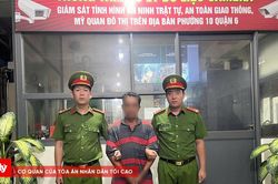 Dùng ghế nhựa tấn công Cảnh sát giao thông