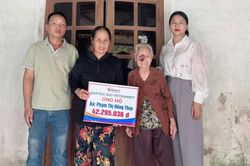 Trao hơn 42 triệu đồng đến người phụ nữ chăm mẹ già bệnh tật và 3 cháu nhỏ
