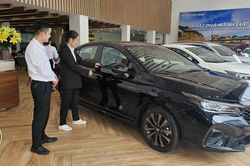Khách Việt giảm mua ô tô đáng kể dù các hãng đại hạ giá liên tục