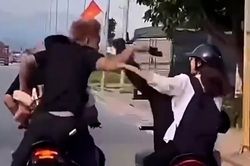 Danh tính nhóm thanh niên đi xe máy 'kẹp 3', cầm dép đánh người ở Hải Phòng