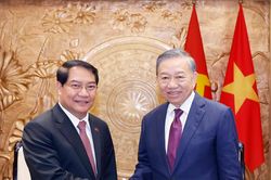 Việt Nam trước sau như một, luôn dành ưu tiên cao nhất cho quan hệ với Lào