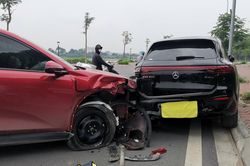 Đỗ lề đường, Mercedes-Benz EQS bị VinFast Limo Green đâm mạnh, tiền sửa đắt đỏ