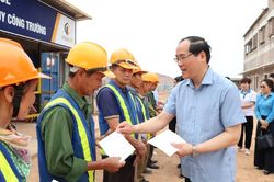 Lãnh đạo tỉnh thăm, tặng quà công nhân Công ty TNHH VSIP