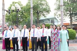 Đoàn đại biểu Hội thi Báo cáo viên, Tuyên truyền viên giỏi của Đảng ủy UBND tỉnh dâng hương tại Khuôn viên lưu niệm Chủ tịch Hồ Chí Minh