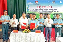 Ký kết kế hoạch tổ chức Chương trình 'Học làm người chiến sĩ'
