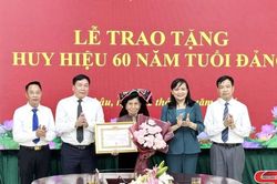 Đồng chí Trưởng ban Nội chính Tỉnh ủy trao Huy hiệu Đảng tại xã Yên Châu