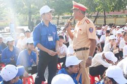 Tuyên truyền pháp luật giao thông, hướng dẫn kỹ năng lái xe an toàn cho học sinh Quảng Trị