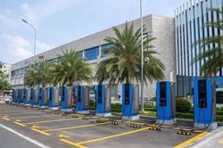 Đề xuất xây 4 bãi xe kết hợp trạm sạc dọc Vành đai 1