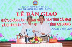 Bàn giao nhiệm vụ giữa Chánh án TAND hai tỉnh Cà Mau và An Giang