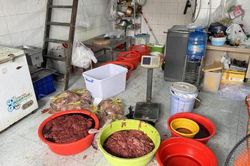 Triệt phá đường dây làm thịt bò giả và thịt ngâm hóa chất, tiêu thụ hàng trăm kg mỗi ngày