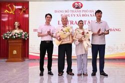 Trao Huy hiệu Đảng đợt 19-5 cho 32 đảng viên xã Hòa Xá