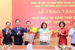 Phó Chủ tịch HĐND TP Hà Nội Phạm Quí Tiên nhận Huy hiệu 30 năm tuổi Đảng