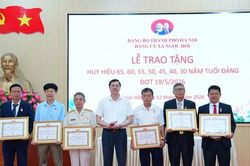 30 đảng viên xã Ngọc Hồi được nhận Huy hiệu Đảng đợt 19-5-2026