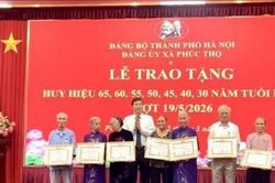 Phúc Thọ: Trao tặng Huy hiệu Đảng đợt 19-5