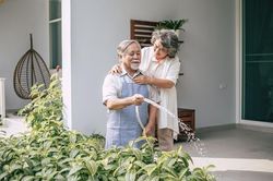 Cách giúp người cao tuổi vượt qua khủng hoảng tuổi nghỉ hưu