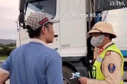 Không bằng lái, độ đèn xe tải chạy trên cao tốc, chủ phương tiện và tài xế bị phạt gần 80 triệu đồng