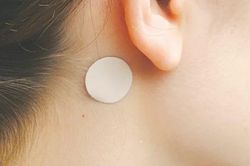 Bé gái loạn thần vì dùng miếng dán chống say tàu xe sai cách