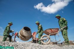 Ngày nắng đỏ trên công trường ở xã La Dêê