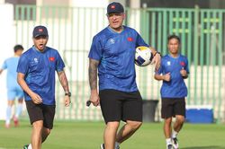 HLV Cristiano Roland yêu cầu U17 Việt Nam chơi đơn giản để thắng UAE