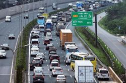 Đề xuất phạt 4-6 triệu đồng với tài xế chuyển làn sát đầu xe khác trên cao tốc