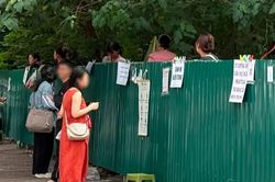 Hình ảnh 'lạ' trên vỉa hè Hà Nội: Menu, mã QR treo lủng lẳng trên tấm tôn