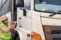 Không có bằng lái, tài xế còn 'độ' dàn đèn trái phép khi chạy cao tốc