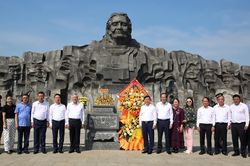 Nguyên lãnh đạo Đảng, Nhà nước dâng hương tại tượng đài Mẹ Việt Nam anh hùng ở Đà Nẵng