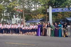 Xúc động hình ảnh hàng trăm học sinh tiễn biệt thầy giáo qua đời vì bạo bệnh