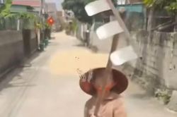 Phơi lúa lấn chiếm lòng đường, người phụ nữ dùng cào tấn công tài xế