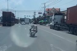 Clip 2 người đàn ông 'đầu trần', đánh võng trên quốc lộ gây bức xúc