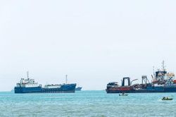 Iran tung chùm ảnh tàu chở hàng mắc kẹt ở eo biển Hormuz
