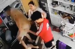 Công an vào cuộc vụ người phụ nữ ôm trẻ nhỏ bị hành hung liên tiếp ở Hà Nội