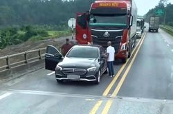 Dừng xe phân bua trên cao tốc, tài xế Mercedes bị phạt 13 triệu đồng