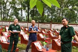 Đoàn công tác Ban Chỉ đạo về tìm kiếm, quy tập và xác định danh tính hài cốt liệt sĩ Quân khu 2 khảo sát tại Nghĩa trang liệt sĩ xã Than Uyên