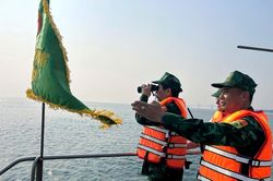 Kiểm tra thực hiện nhiệm vụ chống khai thác hải sản bất hợp pháp
