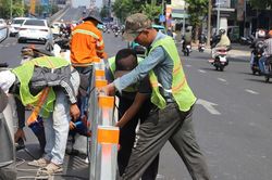 TP.HCM: Gấp rút hoàn thiện hàng rào thép trên đường Cộng Hòa, phân làn đảo chiều từ 15/5