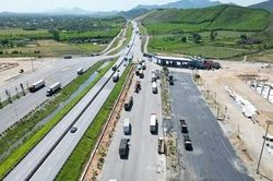 Vì sao các trạm dừng nghỉ cao tốc Bắc - Nam qua miền Trung thi công mãi không xong?