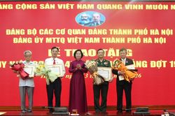 Đảng bộ MTTQ thành phố Hà Nội trao Huy hiệu Đảng