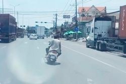 Hai người đàn ông đầu trần phóng xe máy, đánh võng trên quốc lộ gây bức xúc