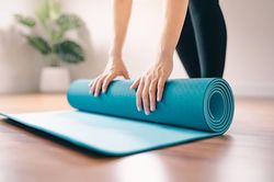 4 cách vệ sinh thảm yoga vào mùa hè để tránh hôi mốc, gây bệnh