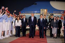 Tổng thống Trump tới Bắc Kinh, bắt đầu thăm chính thức Trung Quốc