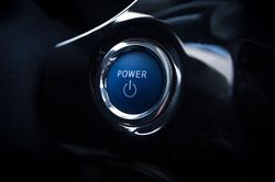 Điều gì sẽ xảy ra khi tài xế nhấn nút Start/Stop khi ô tô đang chạy?