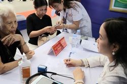 Khám định kỳ miễn phí để phát hiện sớm dấu hiệu bất thường, quản lý sức khỏe liên tục
