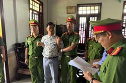 Vừa bị khởi tố, chủ tiệm cây cảnh ở Huế lộ thêm hành vi đánh chửi mẹ