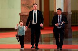 Tỷ phú Elon Musk gây chú ý