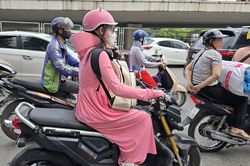 Đủ kiểu thời trang chống nắng ở Hà Nội