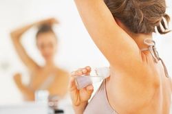 Thực hư chuyện muối nhôm trong lăn khử mùi gây ung thư vú?