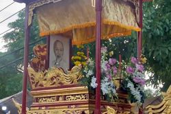 Thiêng liêng lễ rước hoa sen, chân dung Bác Hồ ở Huế